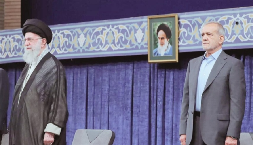مرشد إيران الأعلى علي خامنئي والرئيس الإيراني مسعود بزشكيان (أرشيف)