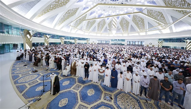 28 ألف مصلٍ في ليلة 27 رمضان بجامع الشيخ خليفة الكبير في العين