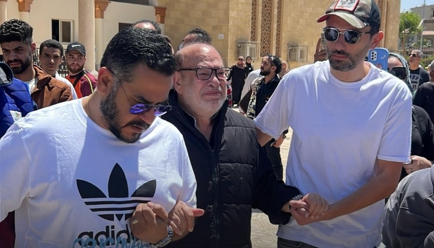 فيديو.. انهيار النجوم في جنازة سليمان عيد - موقع 24