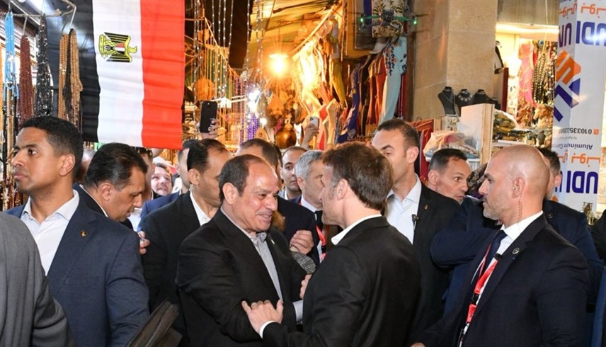 الرئيس المصري عبد الفتاح السيسي ونظيره الفرنسي إيمانويل ماكرون (رويترز)