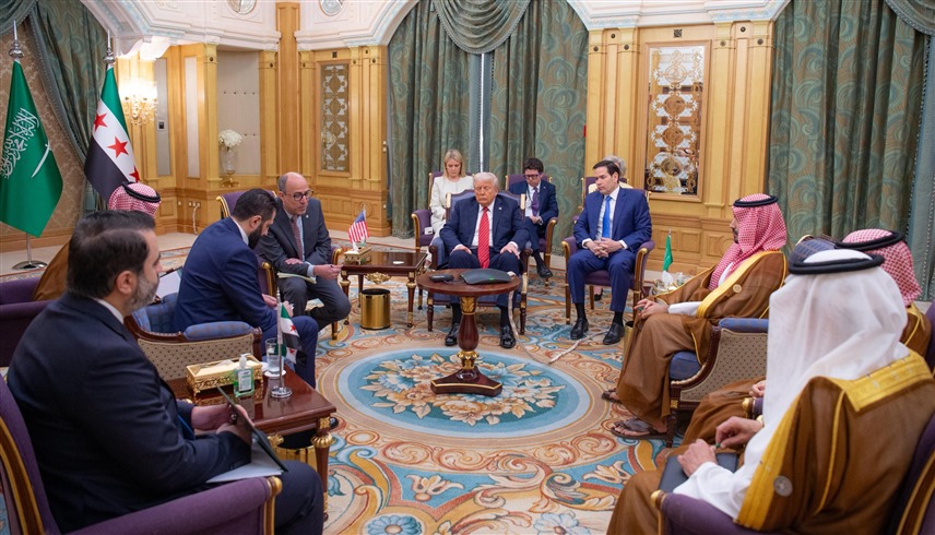 جانب من الاجتماع الذي جمع الرئيس الأمريكي مع الرئيس السوري في الرياض (إكس)
