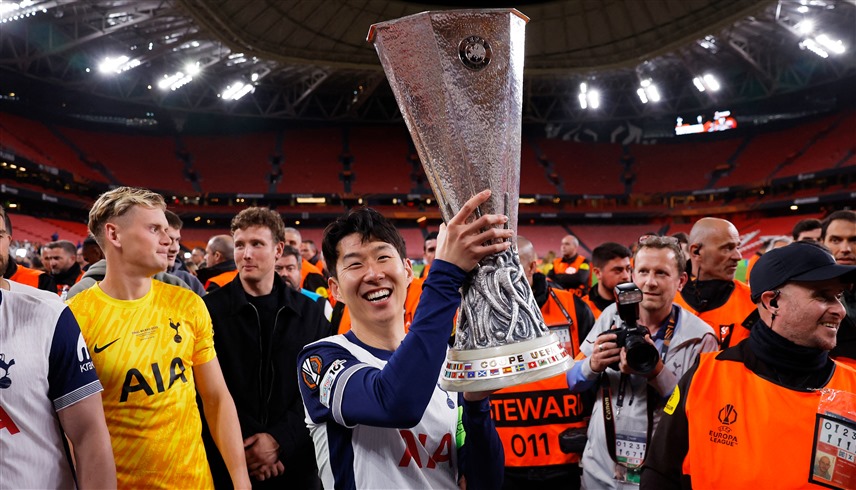 نجم توتنهام سون هيونغ مين يرفع كأس الدوري الأوروبي (إكس)