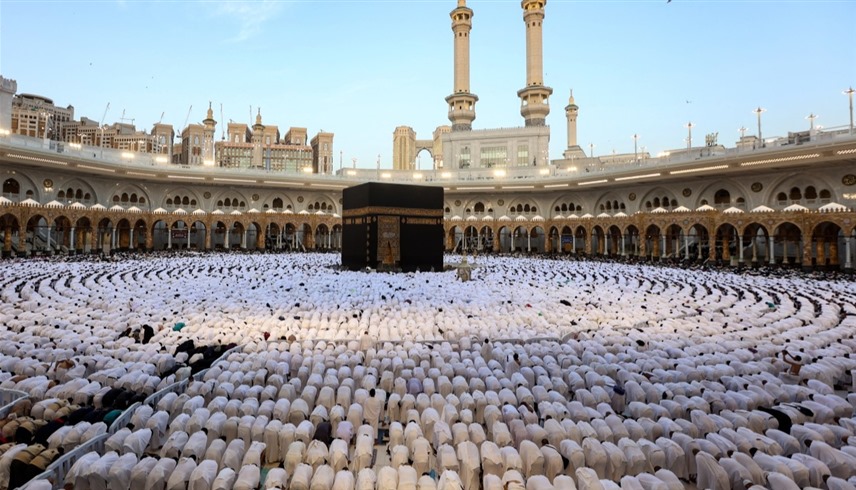 حجاج يصلون في المسجد الحرام بمكة (أ ف ب)