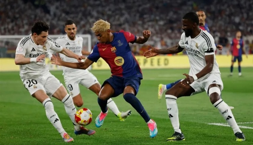 من لقاء برشلونة والريال (رويترز)