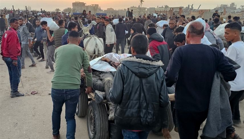عربة تحمل جثثاً بعد مقتلهم قرب مركز توزيع مساعدات في غزة (أ ف ب)