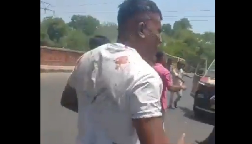 صورة للناجي الوحيد من حطام الطائرة الهندية خلال سيره لسيارة الإسعاف (إكس)