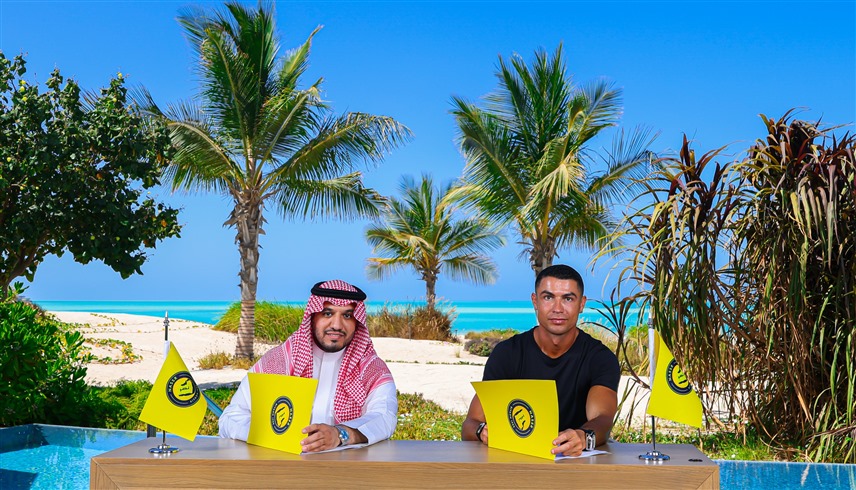 كريستيانو رونالدو خلال تجديد عقده (إكس)
