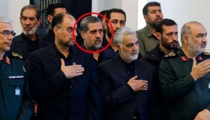 اللواء محمد سعيد إيزدي متوسطاً قيادات عسكرية إيرانية (أرشيف)