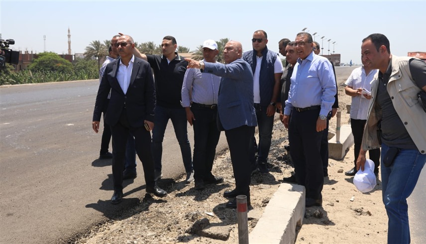 وزير النقل المصري كامل الوزير خلال جولته على الطريق الدائري الإقليمي (إكس)