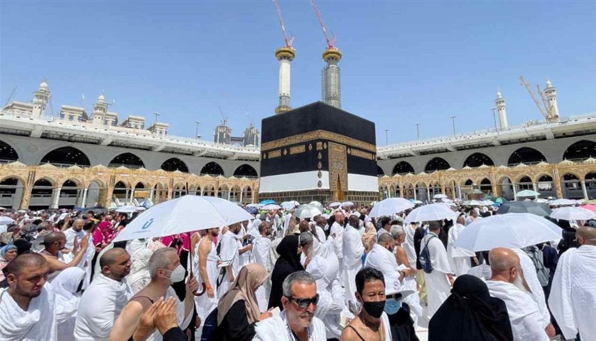 حجاج بيت الله الحرام يتوافدون إلى مكة لأداء مناسك الحج (رويترز)