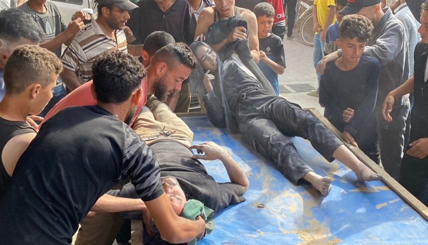 مصابون فلسطينيون قرب مركز توزيع المساعدات في غزة بعد إطلاق إسرائيل النار عليهم (أرشيف)