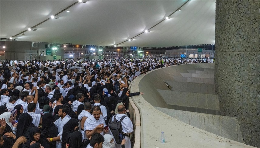 الحجاج أثناء رمي الجمرات 