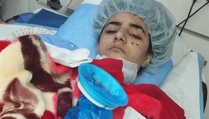 مرح ماهر تجلس في مستشفى بغزة (واشنطن بوست)