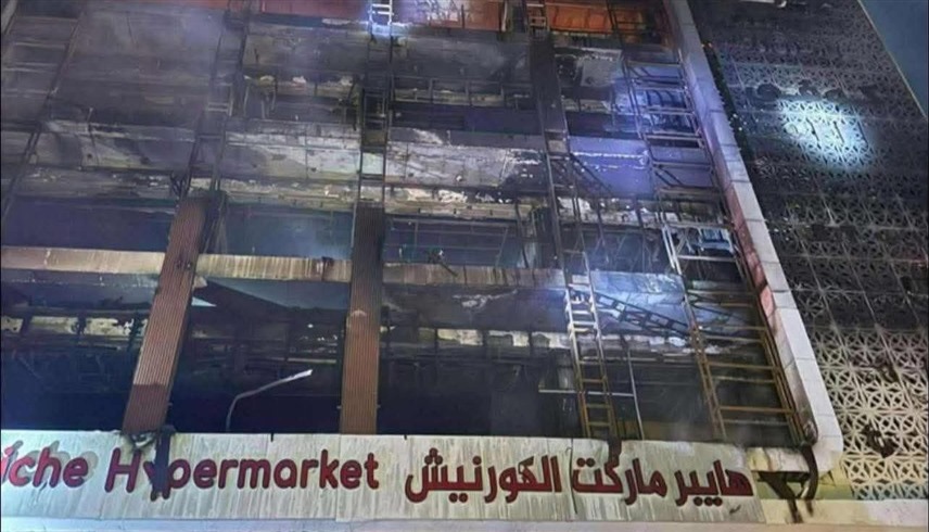 آثار الحريق الذي اندلع في المركز التجاري بالكوت شرق العراق (إكس)