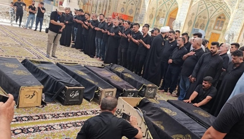عراقيون حول توابيت عدد من ضحايا حريق الكوت الأربعاء (أرشيف)