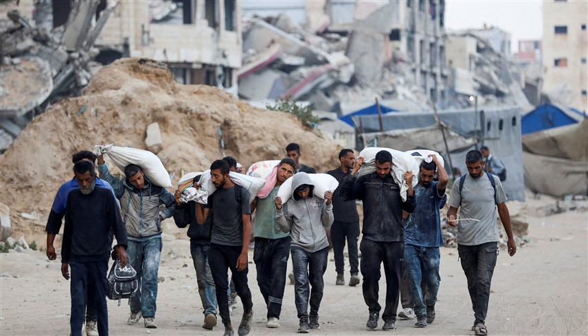 فلسطينيون من غزة يحملون أكياساً من الطحين (أرشيف)
