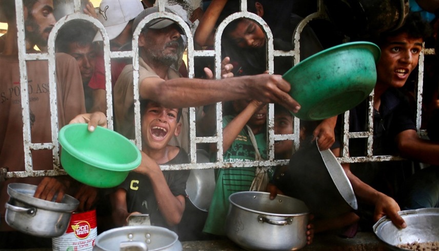 من أجل وجبة تسدّ الجوع.. فلسطينيون يعانون المجاعة في غزة (أ ف ب)