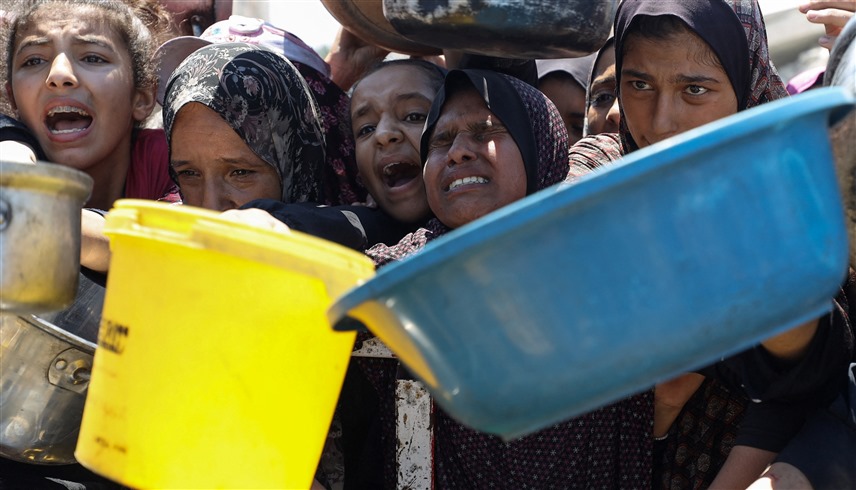 فلسطينيون يستجدون الطعام في غزة (رويترز)