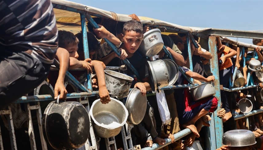 أطفال في غزة ينتظرون للحصول على طعام خيري (أ ف ب)