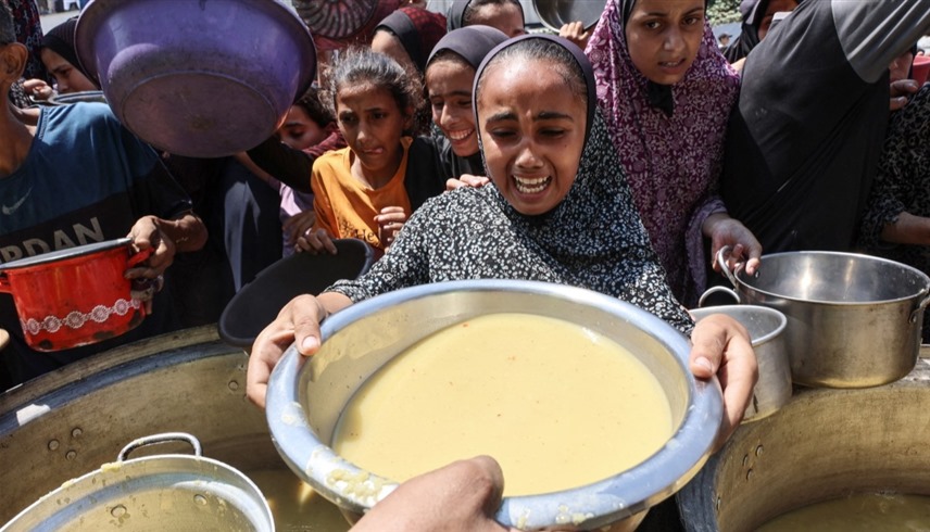 غزيون ينتظرون للحصول على الطعام (أ ف ب)