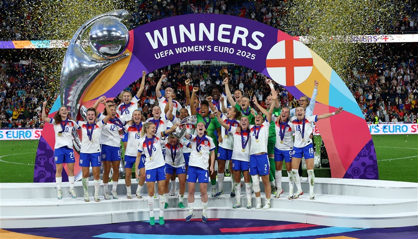 من تتويج منتخب إنجلترا باللقب (رويترز)