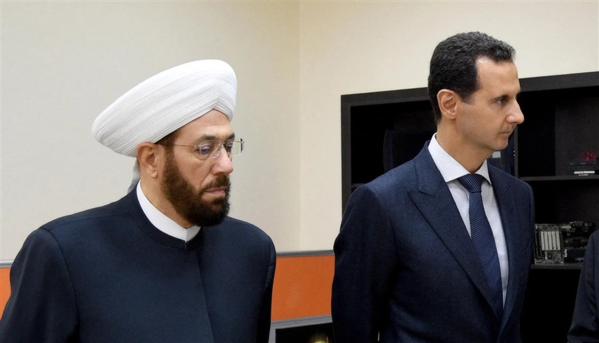 الرئيس السوري السابق بشار الأسد والمفتي السابق أحمد بدر الدين حسون  (أرشيف)