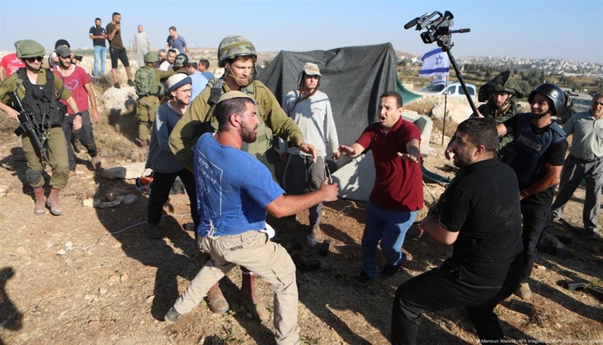 فلسطينيون يشتبكون بالأيدي مع مستوطنين إسرائيليين في الضفة (أرشيف)