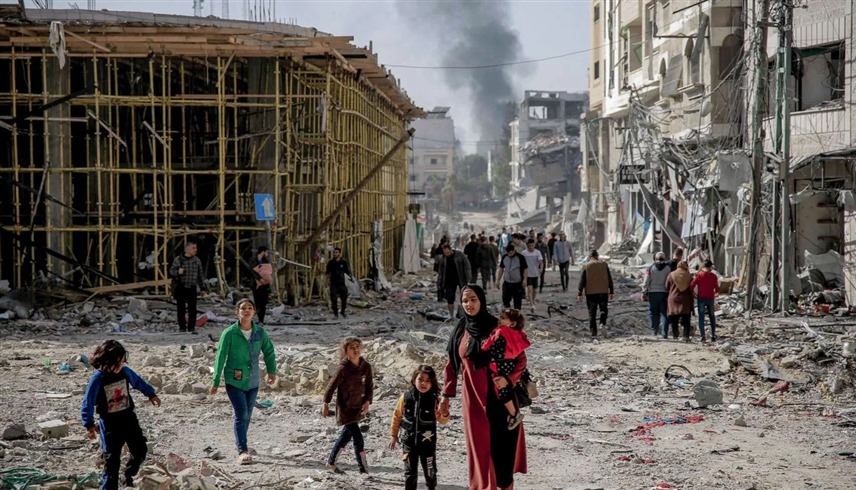 مدنيون فلسطينيون وسط الدمار في قطاع غزة (أرشيف)