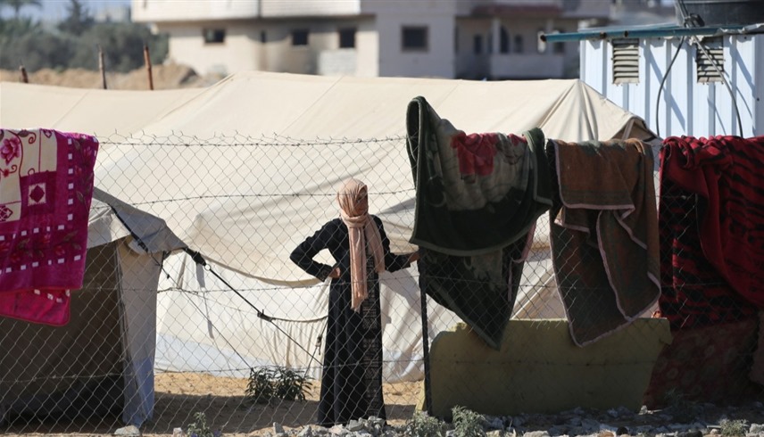  فلسطينية في مخيم للنازحين في مدينة غزة (أ ف ب)