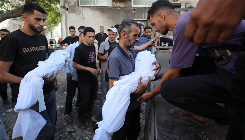 فلسطينيون يحملون جثث أبنائهم المقتولين بهجمات إسرائيلية على غزة (رويترز)