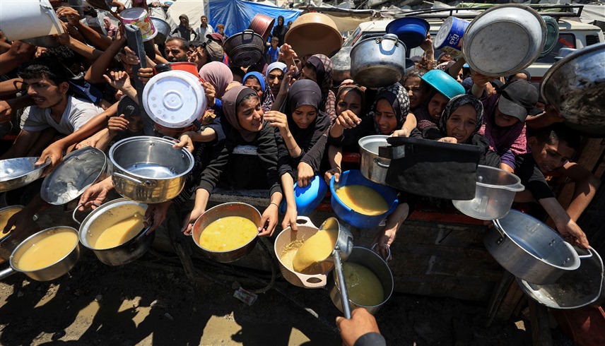 فلسطينيون يتصارعون من أجل لقمة عيشهم في غزة (رويترز)