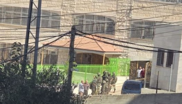قوات إسرائيلية تقتحم 6 مدارس في الخليل وتحتجز عدداً من المعلمين