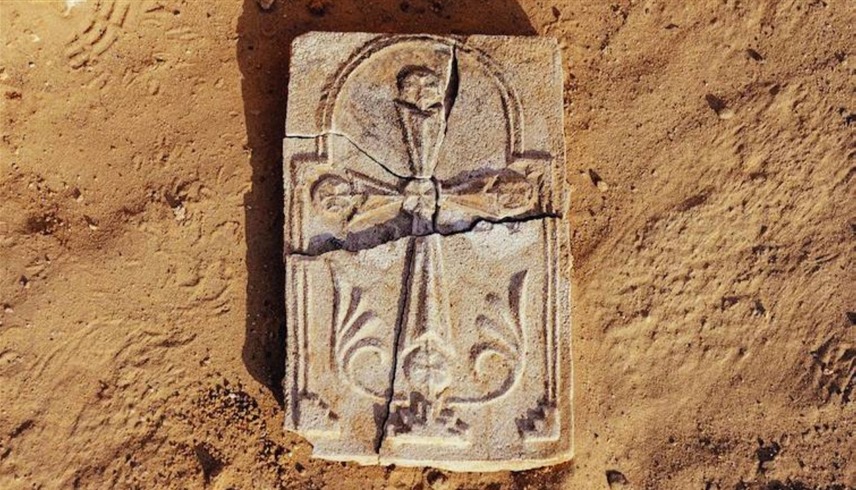 صليب أثري اكتشف في أبوظبي (أرشيف)