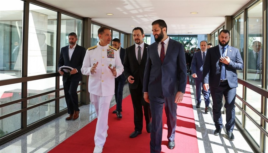 أحمد الشرع لدى استقباله القائد الجديد للقيادة الوسطى الأمريكية في الشرق الأوسط الأدميرال براد كوبر (إكس)