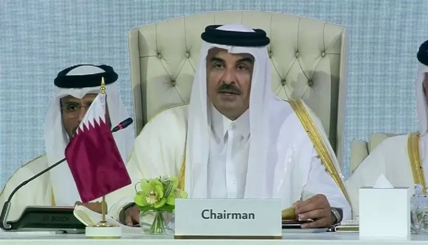 أمير قطر الشيخ تميم بن حمد آل ثاني في افتتاح القمة اليوم في الدوحة (إكس)
