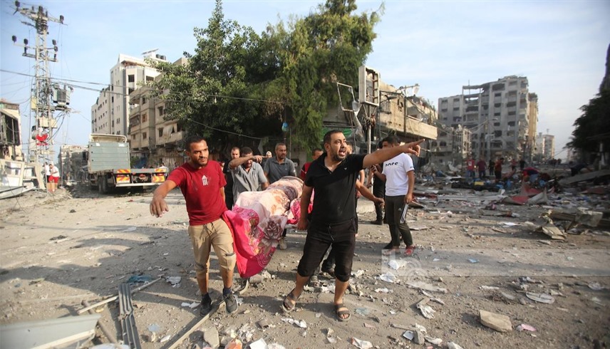 انتشال مصابين من تحت الأنقاض بعد قصف إسرائيلي على غزة (أرشيف)