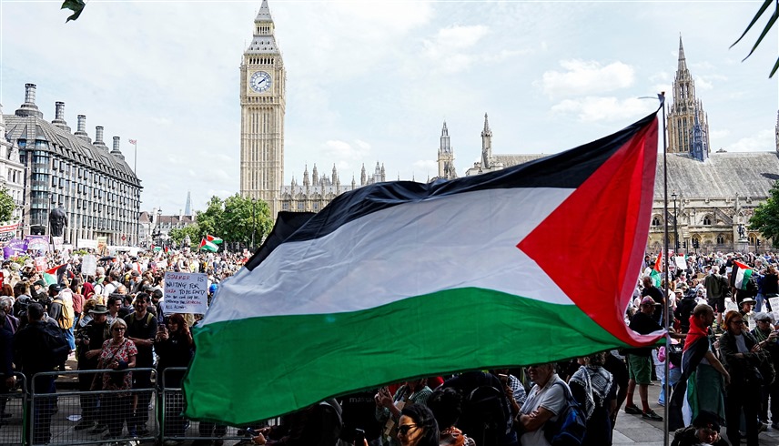 أشخاص يرفعون العلم الفلسطيني (أرشيف)
