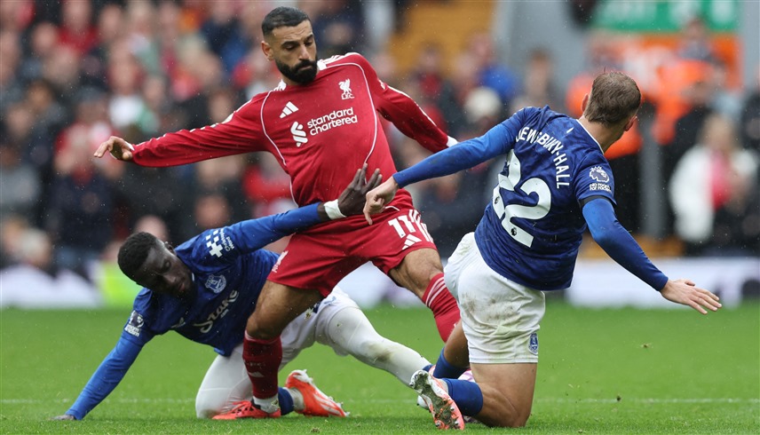 من لقاء ليفربول وإيفرتون (رويترز)