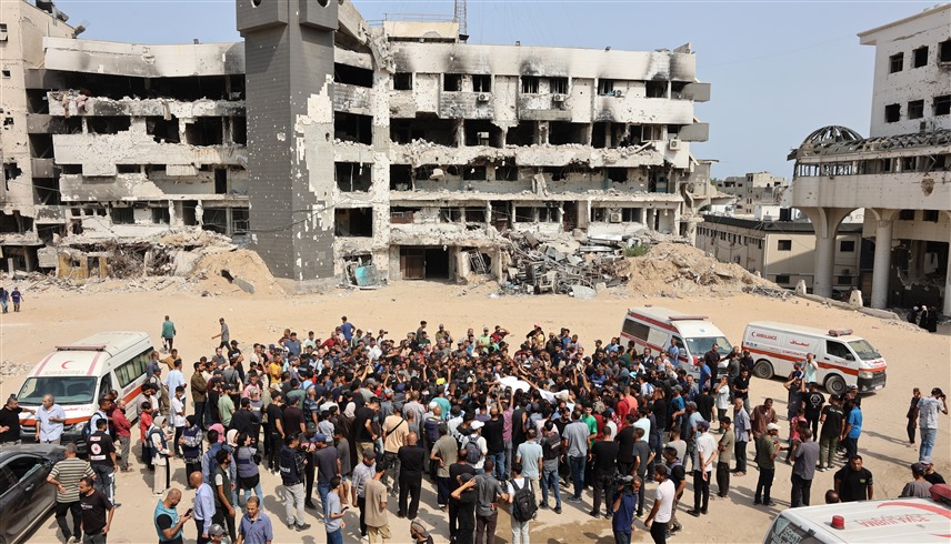 فلسطينيون حول مستشفى الشفاء المدمر في غزة (أرشيف)