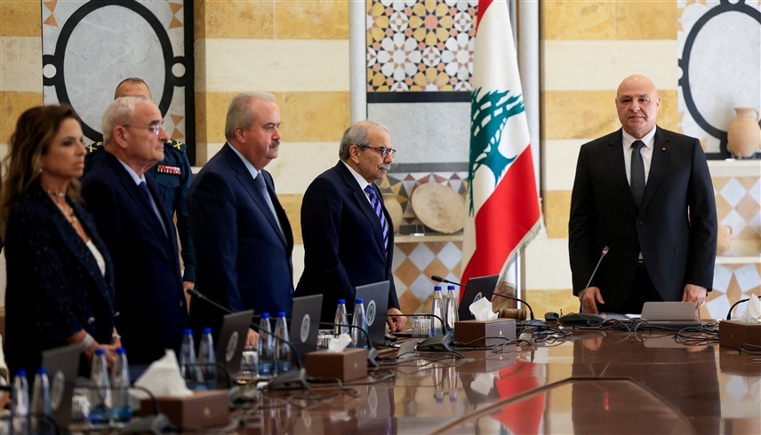 الرئيس اللبناني جوزيف عون ورئيس الوزراء نواف سلام خلال اجتماع للحكومة (رويترز)