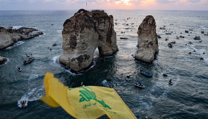 صخرة الروشة خلال إحياء ذكرى مقتل حسن نصر الله (أ ف ب)