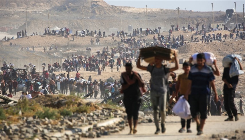 نازحون فلسطينيون يفرون إلى جنوب غزة (أ ف ب)
