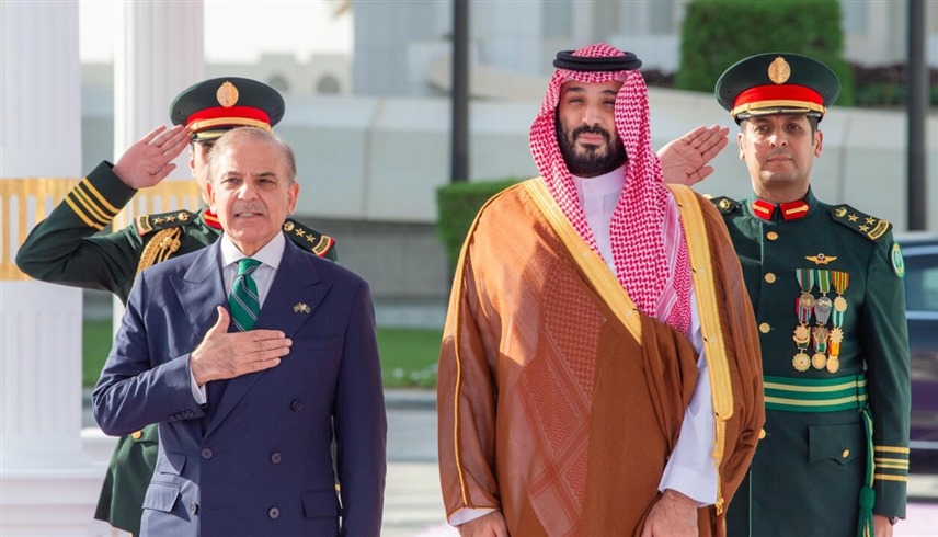 ولي العهد السعودي الأمير محمد بن سلمان ورئيس الوزراء الباكستاني شهباز شريف (أرشيف)