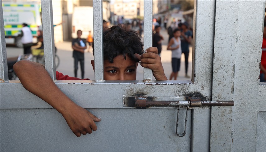 فتى فلسطيني في غزة ينتظر المستقبل المجهول (أ ف ب)