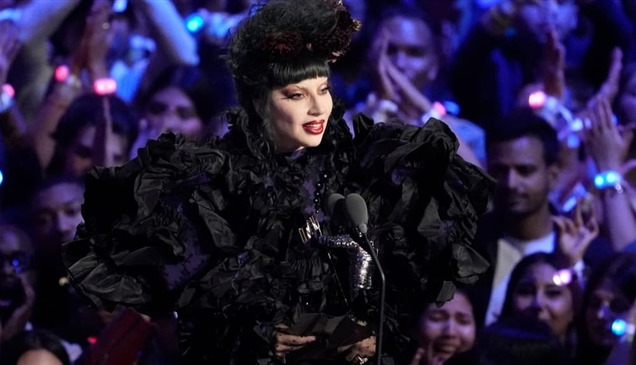 تتويج ليدي غاغا بلقب "فنانة العام" في حفل جوائز MTV 2025