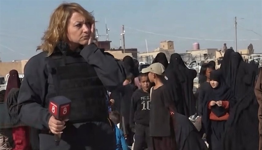 لحظة رمي مراسلة قناة كردية بالحجارة (من الفيديو)