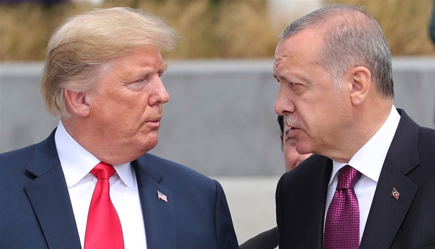الرئيس الأمريكي ترامب رفقة نظيره التركي أردوغان خلال لقاء سابق (إكس)