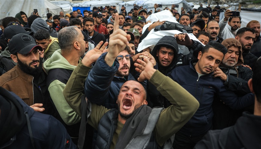 تشييع جثمان أحد الفلسطينيين القتلى في غزة (أ ف ب)