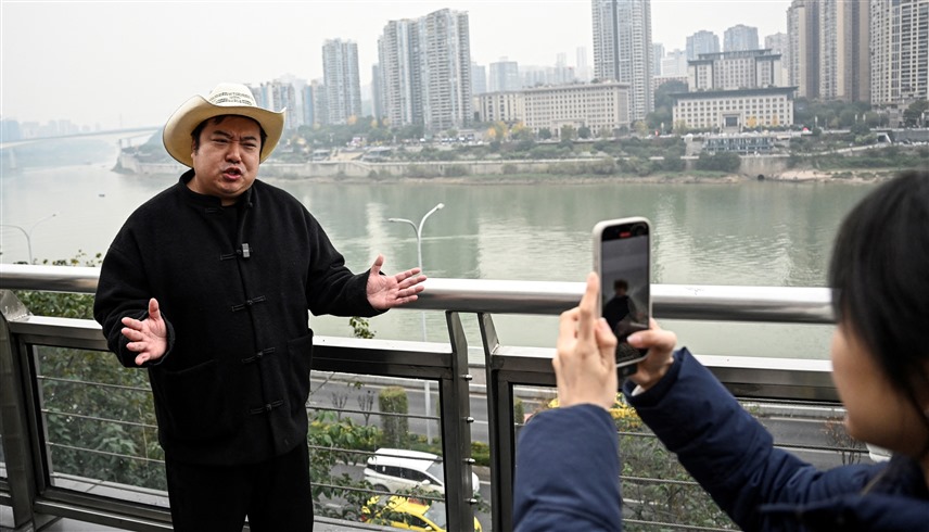 الصيني ريان تشين، المقلد للرئيس الأمريكي (أ ف ب)