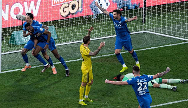 الهلال يهزم النصر ويعزز صدارته
